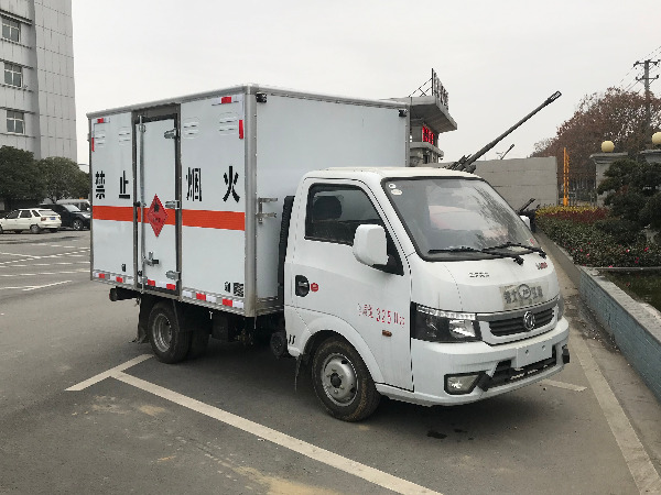 東風(fēng)途逸易燃液體運(yùn)輸車