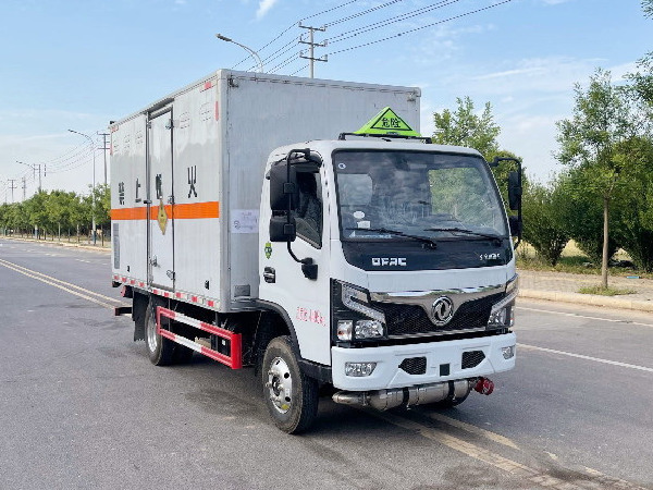 東風藍牌氧化性物品廂式運輸車