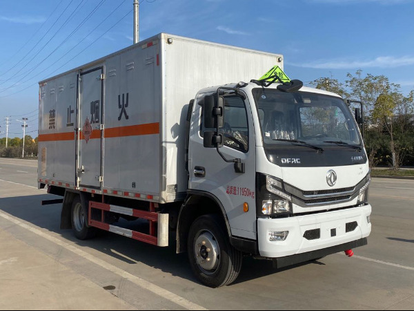 東風多利卡易燃固體廂式運輸車